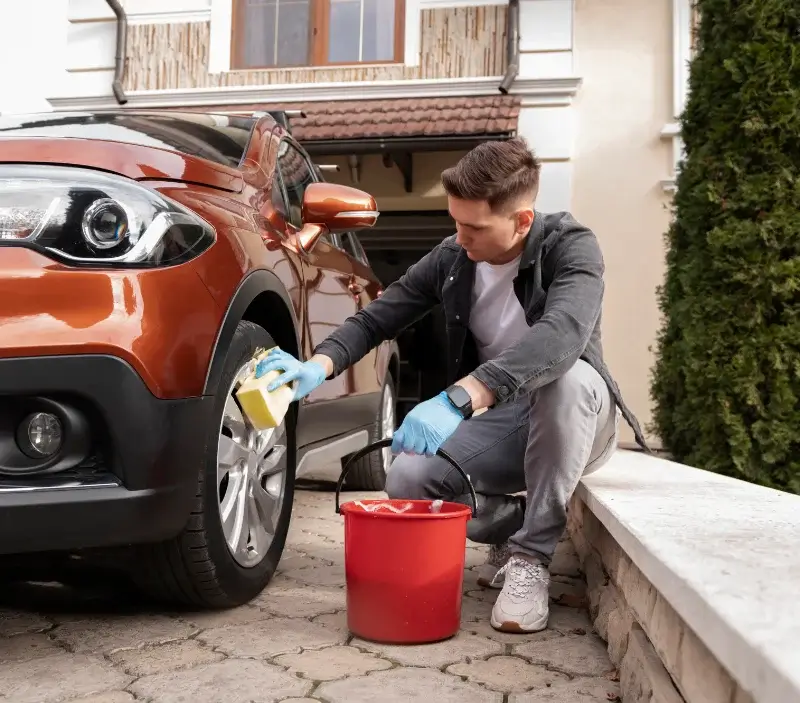 Lavage auto à domicile Montpensier : professionnel intervenant sur un véhicule